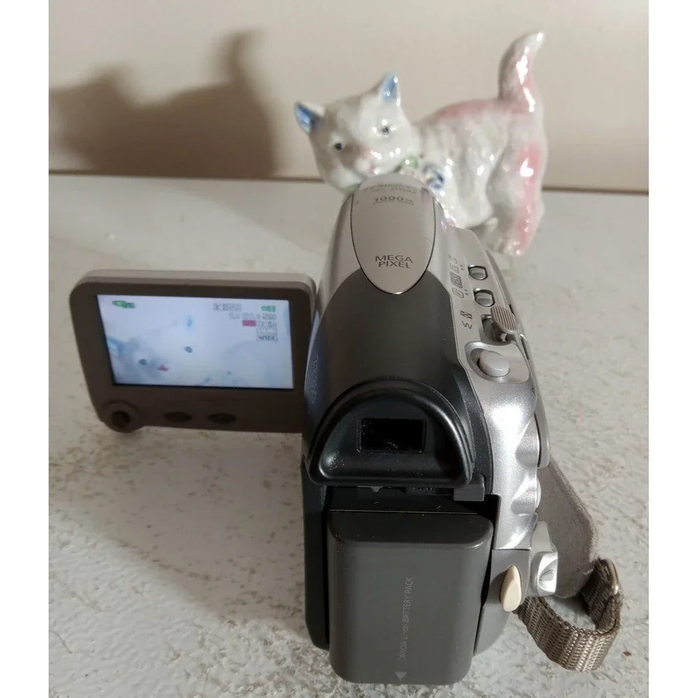 Canon ZR850 Mini DVD Camcorder With Remote, Charger